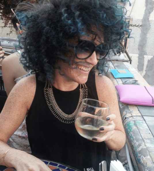 שיער כחול, צבע כחול לשיער, שיער מתולתל, יין לבן, דייט