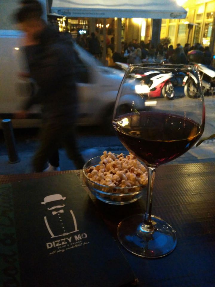 טיול ליוון, איפה לשבת באתונה, פאבים באתונה, חופשה באתונה, טיסות לחו"ל, טיפים לאתונה, סיוון סטרומזה, לטייל לבד