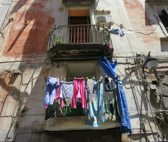 נאפולי, איטליה, סיוון סטרומזה, טיול לאיטליה, חופשה בנאפולי, לטייל לבד, GIRLS LOVE TRAVEL,טיסות לאיטליה, כביסה בנאפולי, אוכל איטלקי