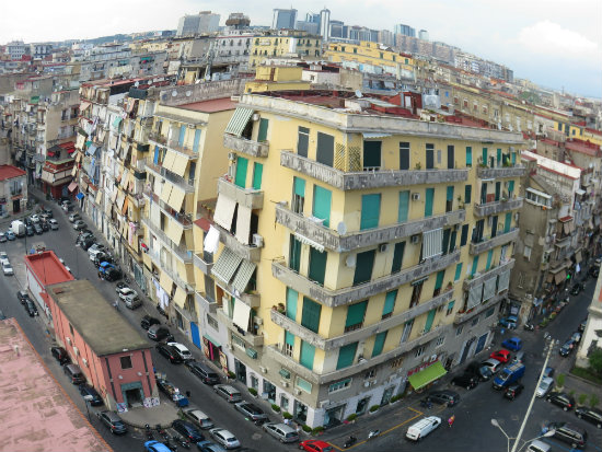 נאפולי, איטליה, סיוון סטרומזה, טיול לאיטליה, חופשה בנאפולי, לטייל לבד, טיסות לאיטליה, אוכל איטלקי