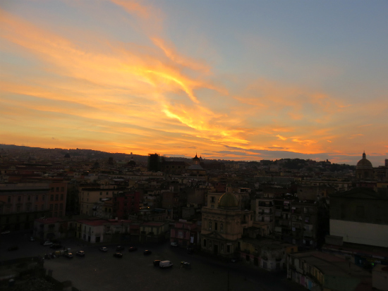 נאפולי, איטליה, סיוון סטרומזה, טיול לאיטליה, LA CASA DI GIORGIO, חופשה בנאפולי, לטייל לבד, GIRLS LOVE TRAVEL,טיסות לאיטליה, שקיעה באיטליה, אוכל איטלקי