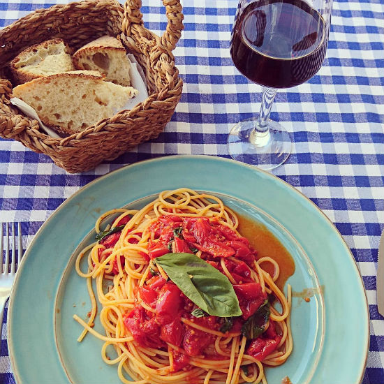 נאפולי, איטליה, סיוון סטרומזה, טיול לאיטליה, חופשה בנאפולי, לטייל לבד, GIRLS LOVE TRAVEL,טיסות לאיטליה, פסטה, אוכל איטלקי